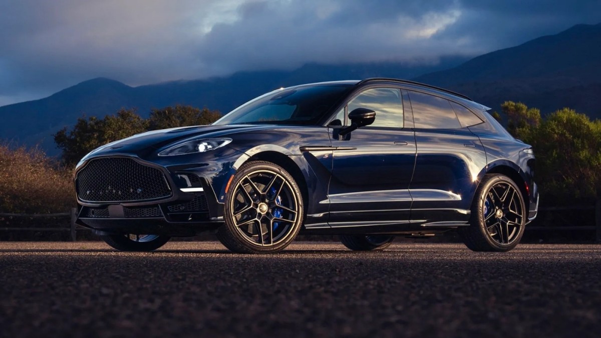 بررسی کامل آستون مارتین DBX S ۲۰۲۶: SUV لوکس با عملکرد بیرقیب