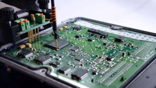 ECU خودرو چیست؟ بررسی علائم خرابی و روشهای تعمیر آن