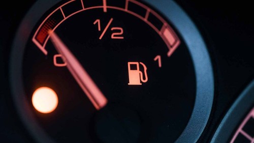 آیا رانندگی با باک خالی به موتور آسیب میزند؟